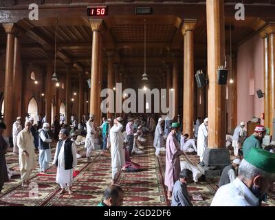 Storica Jamia Masjid Nowhatta Srinagar aperto per le preghiere di venerdì dopo le restrizioni covide. Foto Stock
