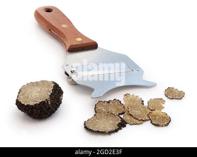 tartufo e affettatrice su sfondo bianco Foto Stock