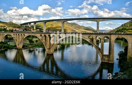 Ponti sul fiume Douro nella città di Regua in Portogallo Foto Stock