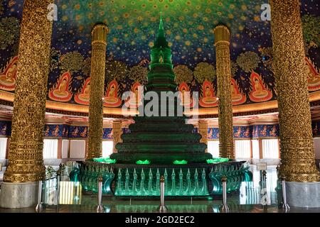 Bangkok, Tailandia 07 aprile 2021 Wat Paknam Bhasicharoen Stupa è un tempio reale situato nel distretto di Phasi Charoen a Bangkok Foto Stock