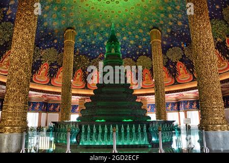 Bangkok, Tailandia 07 aprile 2021 Wat Paknam Bhasicharoen Stupa è un tempio reale situato nel distretto di Phasi Charoen a Bangkok Foto Stock