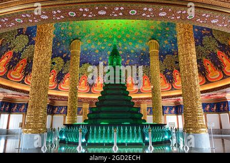 Bangkok, Tailandia 07 aprile 2021 Wat Paknam Bhasicharoen Stupa è un tempio reale situato nel distretto di Phasi Charoen a Bangkok Foto Stock