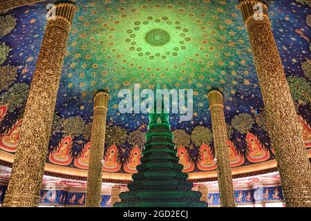 Bangkok, Tailandia 07 aprile 2021 Wat Paknam Bhasicharoen Stupa è un tempio reale situato nel distretto di Phasi Charoen a Bangkok Foto Stock