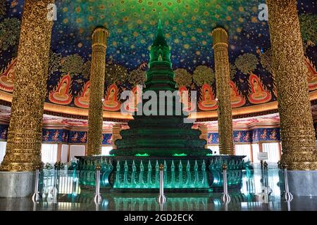 Bangkok, Tailandia 07 aprile 2021 Wat Paknam Bhasicharoen Stupa è un tempio reale situato nel distretto di Phasi Charoen a Bangkok Foto Stock
