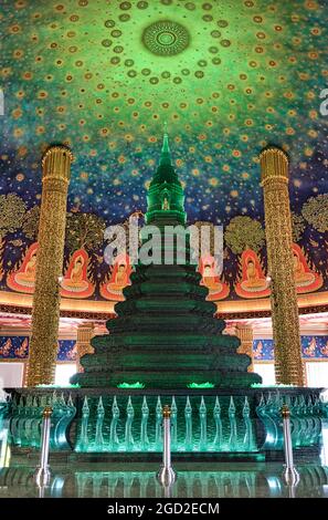 Bangkok, Tailandia 07 aprile 2021 Wat Paknam Bhasicharoen Stupa è un tempio reale situato nel distretto di Phasi Charoen a Bangkok Foto Stock