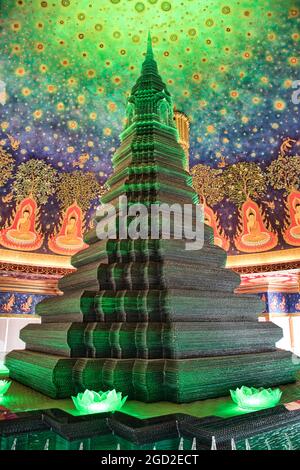 Bangkok, Tailandia 07 aprile 2021 Wat Paknam Bhasicharoen Stupa è un tempio reale situato nel distretto di Phasi Charoen a Bangkok Foto Stock