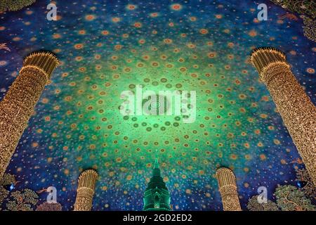 Bangkok, Tailandia 07 aprile 2021 Wat Paknam Bhasicharoen Stupa è un tempio reale situato nel distretto di Phasi Charoen a Bangkok Foto Stock