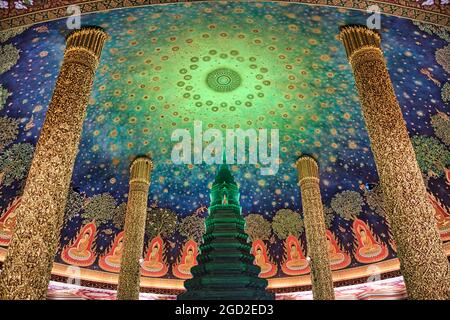 Bangkok, Tailandia 07 aprile 2021 Wat Paknam Bhasicharoen Stupa è un tempio reale situato nel distretto di Phasi Charoen a Bangkok Foto Stock