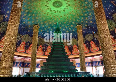 Bangkok, Tailandia 07 aprile 2021 Wat Paknam Bhasicharoen Stupa è un tempio reale situato nel distretto di Phasi Charoen a Bangkok Foto Stock