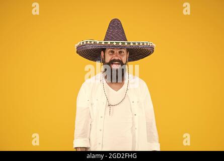 atmosfera energetica messicana. divertirsi in festa messicana. hipper mature in sombrero. vacanze estive e vacanze. uomo messicano felice indossando Foto Stock