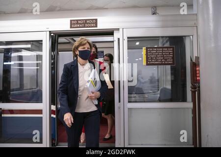 Washington, Stati Uniti. 10 agosto 2021. La senatrice Jeanne Shaheen, D-NH, cammina attraverso la metropolitana del Senato del Campidoglio degli Stati Uniti mentre il Senato vota sul progetto di legge bipartisan sulle infrastrutture a Washington, DC, martedì 10 agosto 2021. Il presidente Joe Biden firmerà il Infrastructure Investment and Jobs Act alla Casa Bianca questo pomeriggio. Foto di Sarah Silbiger/UPI Credit: UPI/Alamy Live News Foto Stock