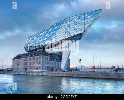 Porto di Anversa Casa al crepuscolo. Zaha Hadid Architects aggiunto un vetro interno a un rinnovato la stazione dei vigili del fuoco. Foto Stock