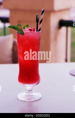 cocktail profumato, succo di melograno e bevanda alcolica a base di succo di limone Foto Stock