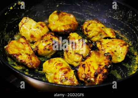 zafrani murgh tikka, zafferano e yogurt pollo speziato marinato tandoori, cucina indiana Foto Stock