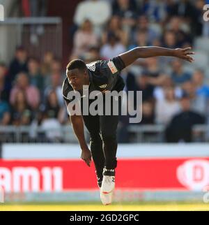 Carlos Braithwaite bowling per Manchester Originals Foto Stock