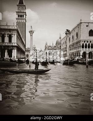 Venezia, Italia - Piazza San Marco vista dall'acqua, sullo sfondo la Cattedrale di San Marco. Foto Stock