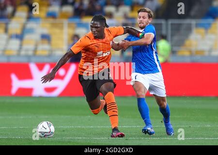 KYIV, UCRAINA - 10 AGOSTO: Lassina Traore di Shakhtar Donetsk e Patrik Hrosovsky della KRC Genk durante la UEFA Champions League: Terza gara di qualificazione seconda tappa tra Shakhtar Donetsk e KRC Genk a NSK Olimpiejsky il 10 agosto 2021 a Kiev, Ucraina (Foto di Andrey Lukatsky/Orange Pictures) Foto Stock