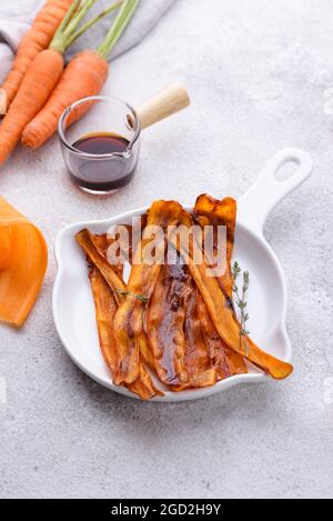 Pancetta vegetariana a base di piante di carota Foto Stock