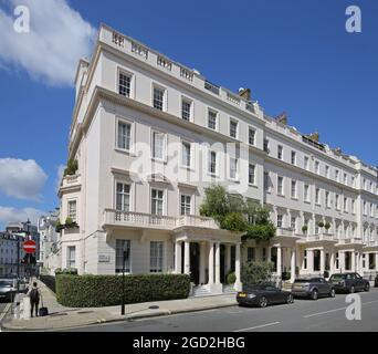 Belgravia, Londra, Regno Unito. Case sul lato nord di Eaton Square, l'albergo più costoso di Londra. Case costo £17 m (2020). Foto Stock