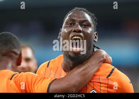 KYIV, UCRAINA - 10 AGOSTO: Lassina Traore di Shakhtar Donetsk festeggia dopo aver segnato il suo primo gol al fianco durante la UEFA Champions League: Terzo turno di qualificazione seconda tappa tra Shakhtar Donetsk e KRC Genk a NSK Olimpiejsky il 10 agosto 2021 a Kiev, Ucraina (Foto di Andrey Lukatsky/Orange Pictures) Foto Stock