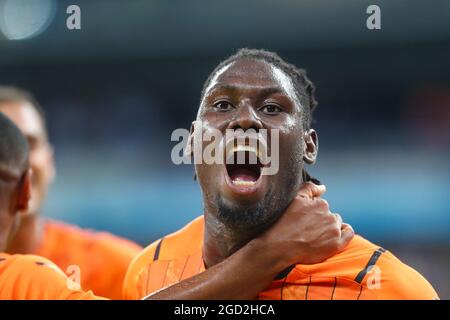 KYIV, UCRAINA - 10 AGOSTO: Lassina Traore di Shakhtar Donetsk festeggia dopo aver segnato il suo primo gol al fianco durante la UEFA Champions League: Terzo turno di qualificazione seconda tappa tra Shakhtar Donetsk e KRC Genk a NSK Olimpiejsky il 10 agosto 2021 a Kiev, Ucraina (Foto di Andrey Lukatsky/Orange Pictures) Foto Stock