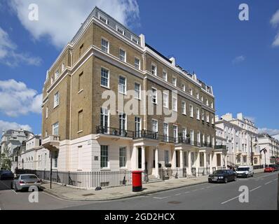 Belgravia, Londra, Regno Unito. Case sul lato nord di Eaton Place. Alcuni degli hotel più costosi di Londra. Parte della tenuta Grosvenor. Foto Stock