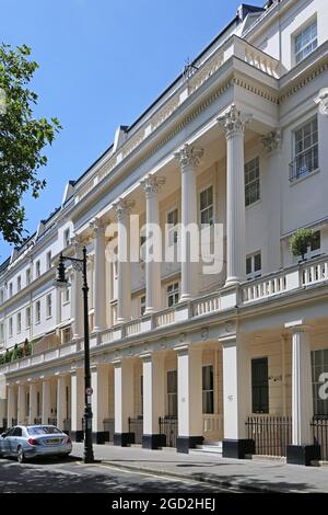 Belgravia, Londra, Regno Unito. Case sul lato nord di Eaton Square, l'albergo più costoso di Londra. Case costo £17 m (2020). Foto Stock