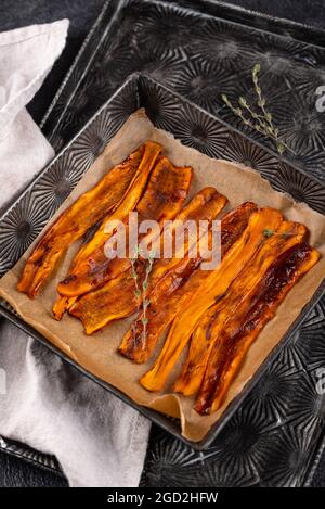 Pancetta vegetariana a base di piante di carota Foto Stock