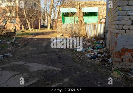 Kokshetau - Kazakhstan - 15 aprile 2021: Grande mucchio di rifiuti o immondizia nel quartiere residenziale vicino ro gli edifici. Problema di smaltimento dei rifiuti in Kazak Foto Stock