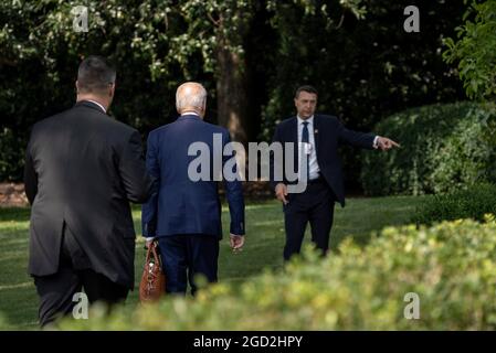 Washington DC. 10 agosto 2021. Il presidente degli Stati Uniti Joe Biden va all'ufficio ovale mentre ritorna da Wilmington, Delaware il 10 agosto 2021 a Washington DC. Credit: Ken Cedeno/Pool via CNP/dpa/Alamy Live News Foto Stock