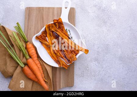 Pancetta vegetariana a base di piante di carota Foto Stock