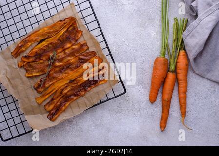 Pancetta vegetariana a base di piante di carota Foto Stock