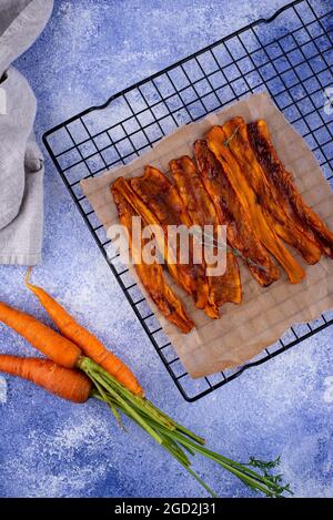 Pancetta vegetariana a base di piante di carota Foto Stock