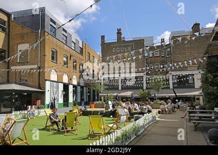 Eccleston Yards, un nuovo sviluppo alla moda di ristoranti e caffè in magazzini al largo di Eccleston Place, Westminster. Vicino alla stazione dei pullman Victoria