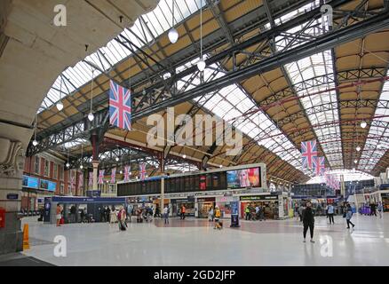 L'atrio principale presso la Victoria Station di Londra. Mostra imbarco partenza, biglietti barriere e il tetto a volta vittoriano. Foto Stock