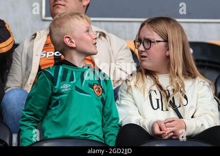 Hull, Regno Unito. 10 agosto 2021. Due fan di You Hull sono presenti a Hull, Regno Unito, il 10/08/2021. (Foto di Mark Cosgrove/News Images/Sipa USA) Credit: Sipa USA/Alamy Live News Foto Stock