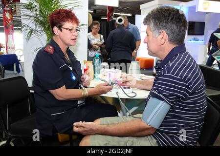 JOHANNESBURG, SUDAFRICA - 29 luglio 2021: Un anziano maschio che ha un test di pressione sanguigna ad una fiera di pensione a Johannesburg, Sudafrica Foto Stock