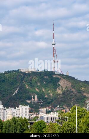 TV Broadcasting torre sulla collina Mtatsminda a Tbilisi, Georgia Foto Stock