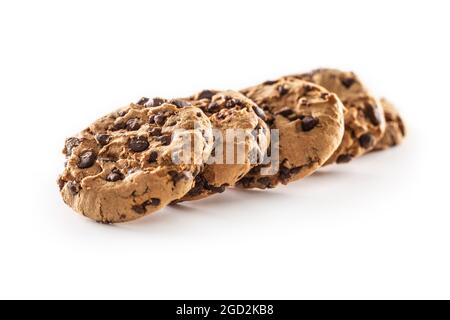 Biscotti con pezzi di cioccolato isolati su sfondo bianco. Foto Stock