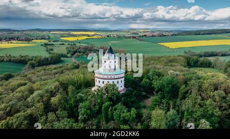 Vista aerea del castello di Humprecht circondato da un bellissimo paesaggio di primavera, Repubblica Ceca. Castello barocco utilizzato per essere un rifugio di caccia Foto Stock