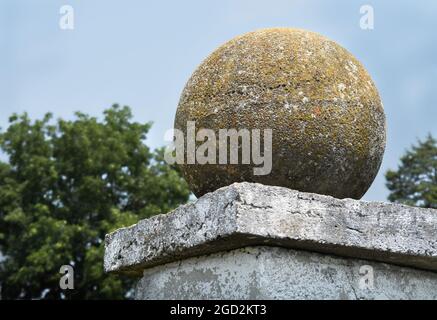 Sfera di muratura sulla parte superiore della base Foto Stock