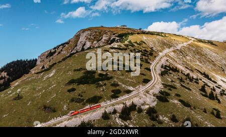 Schafbergbahn Cog Railway che parte da St. Wolfgang fino a Schafberg, Austria. Viaggio verso la cima delle Alpi attraverso campi lussureggianti e foreste verdi Foto Stock