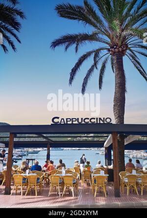 MALLORCA ALFRESCO BAR ANDRATX costiere di lusso alfresco waterside Cappuccino ristorante caffetteria e bar in Puerto Andratx Maiorca Isole Baleari Spagna Foto Stock