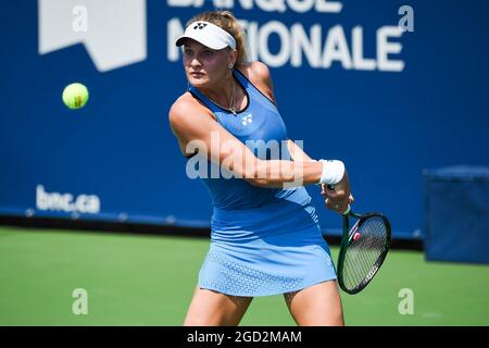 Montreal, Canada. 10 agosto 2021: Dayana Yastremska (UKR) restituisce il pallone durante la prima partita del WTA National Bank Open allo stadio IGA di Montreal, Quebec. David Kirouac/CSM Credit: CAL Sport Media/Alamy Live News Foto Stock