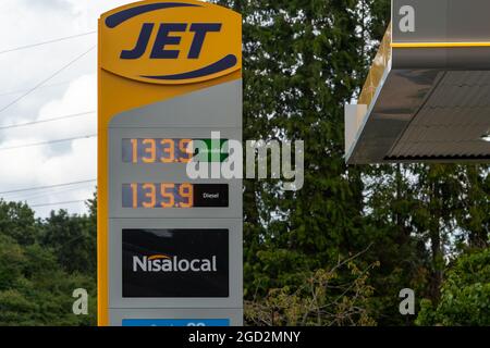 Aylesbury, Buckinghamshire, Regno Unito. 10 agosto 2021. Il prezzo della benzina è di 133.9 al litro in un garage Jet. I prezzi della benzina sono i più alti dal 2013. Durante il blocco benzina era un basso come £1.00 per litro. Credit: Maureen McLean/Alamy Live News Foto Stock