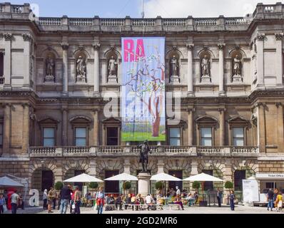 Londra, Regno Unito. 10 agosto 2021. La Royal Academy of Arts è nuovamente aperta. Le attrazioni di Londra sono state nuovamente occupate, mentre i turisti ritornano nella capitale dopo il rilassamento delle restrizioni del coronavirus e delle regole di quarantena in Inghilterra nelle ultime settimane. (Credit: Vuk Valcic / Alamy Live News) Foto Stock