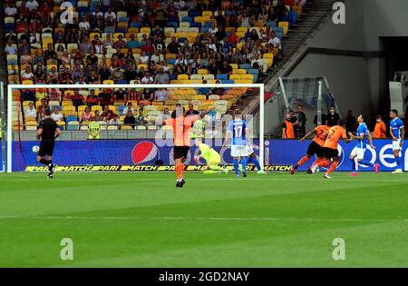 KIEV, UCRAINA - 10 AGOSTO 2021 - Goalteeper Maarten Vandevoordt (C) della KRC Genk perde la palla da avanti Lassina Traore (4° R) del FC Shakhtar Donetsk durante la UEFA Champions League 2021-22 terzo turno di qualificazione seconda partita alla NSC Olimpiyskiy, Kiev, capitale dell'Ucraina. Foto Stock