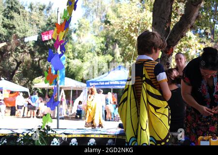 PASADENA, California - una festa monarca con un tocco di dia de los Muertos! Al Festival delle farfalle monarca di dia de los Muertos, tenutosi a Pasadena il 28 ottobre 2017, bambini e adulti appendono monarchi di carta da un albero per rappresentare le persone care del passato e i sovrani che si infrangono. Foto Stock