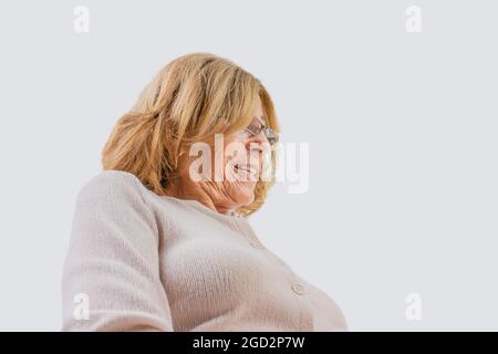 Foto ad angolo basso di una bella donna senior bionda Foto Stock