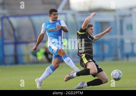 BARROW IN FURNESS, Regno Unito 10 AGOSTO Josh Gordon di Barrow spara in goal durante la partita di Carabao Cup tra Barrow e Scunthorpe Uniti alla Holker Street, Barrow-in-Furness martedì 10 agosto 2021. (Credit: Marco Fletcher ) Credit: MI News & Sport /Alamy Live News Foto Stock